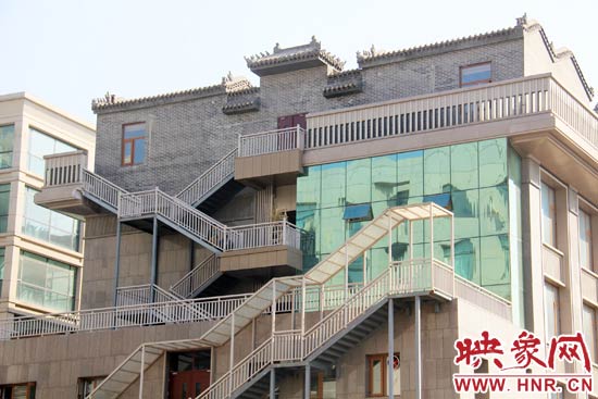 這座建筑的背面，已建好步梯。