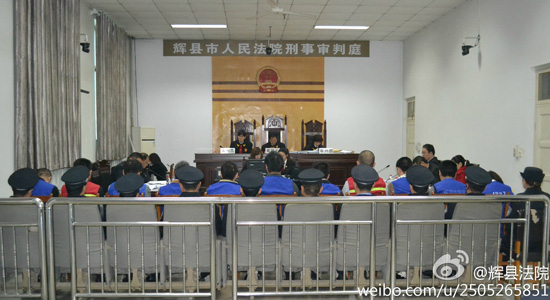 今天上午9：00，鄭州“皇家一號(hào)”系列案被告人賈某某等十一人涉嫌協(xié)助組織賣淫罪一案在輝縣市人民法院2