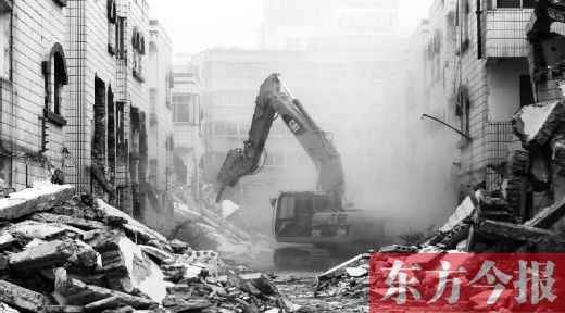昨日，鄭州市棗莊社區(qū)拆遷現(xiàn)場，揚塵漫天，附近居民叫苦不迭