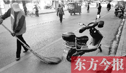 昨日，鄭州市中州大道上，穿梭于車流中上崗的環(huán)衛(wèi)工