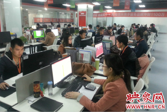 河南省電子商務(wù)產(chǎn)業(yè)園里，電商運(yùn)營商河南杰夫成交3500萬元，其中淘寶河南館占了七成。