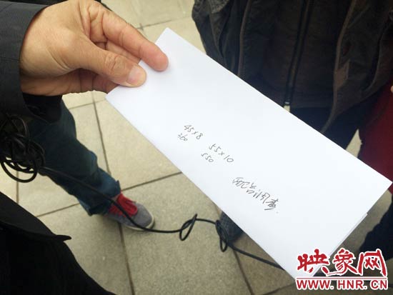 經(jīng)過初步測量，河南省人民會(huì)堂主樓的違法廣告牌面積為910平米。