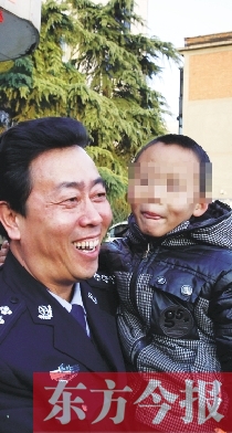 林州市公安局長(zhǎng)趙峰抱著滿臉笑容的曉宇（化名），也露出了笑容