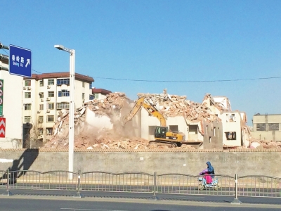 航海路秦嶺路口的閆垌村拆遷現(xiàn)場，看不到防塵措施。