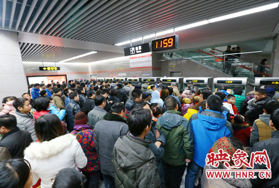 地鐵開通首日，上午十一點(diǎn)五十九分，紫荊山地鐵站售票機(jī)前擠滿了買票的市民。