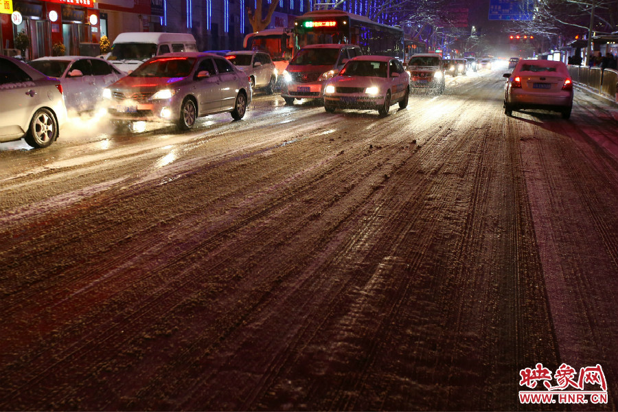 夜晚的雪路給出行的人們?cè)黾恿死щy。