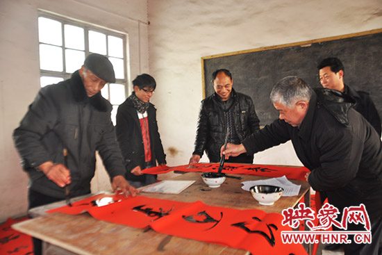 鞏義市魯莊鎮(zhèn)農(nóng)民書法愛好者正在寫春聯(lián)。