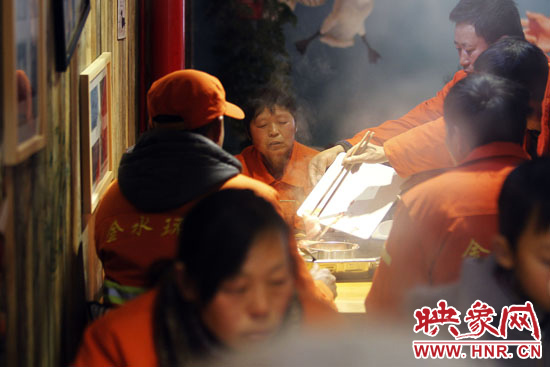 鄭州黃河路衛(wèi)生路附近一家火鍋店，宴請(qǐng)130名環(huán)衛(wèi)工人吃火鍋。