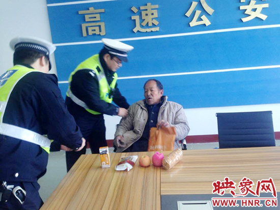 民警將老人帶回駐地。