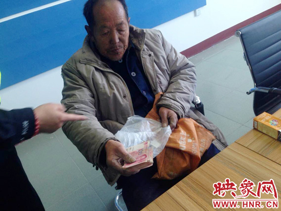 在把老人帶回駐地后，老人竟又從身上掏出幾千元現(xiàn)金要塞給民警。