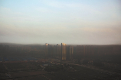 鄭州遇“平流霧”，上空晴朗，城市被黑霧籠罩