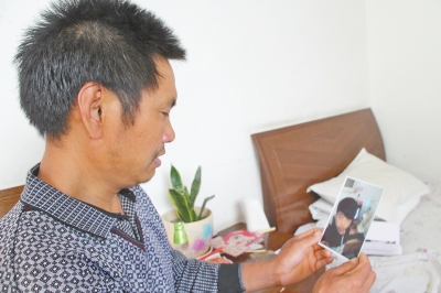 46歲的山村農(nóng)民祁振崗在失去兒子的同時(shí)，又陷入了“沒錢帶兒子回家”的揪心之痛中。