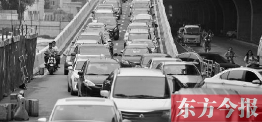 昨日，鄭州市大學(xué)路與隴海路交叉口處，因封閉施工，現(xiàn)場堵成停車場