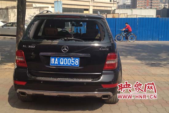 奔馳車夜停路邊被砸，損失萬(wàn)元以上