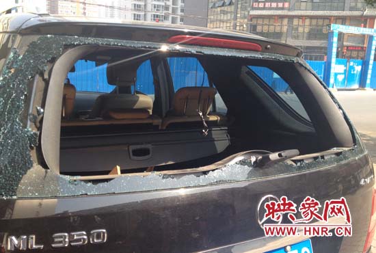 奔馳車夜停路邊被砸，損失萬(wàn)元以上