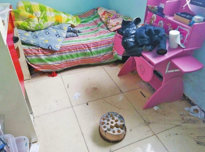 在理發(fā)店死者居住的臥室內(nèi)，地上放有一個(gè)大煤球。