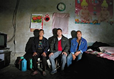 10月18日，自鋸病腿的鄭艷良所在的保定市清苑縣東臧村，有多家農(nóng)戶大病難醫(yī)，村民王新建（中）得了白血