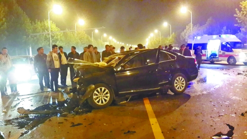車(chē)禍發(fā)生在鄭開(kāi)大道路中央雙黃線附近,現(xiàn)場(chǎng)狀況慘烈。