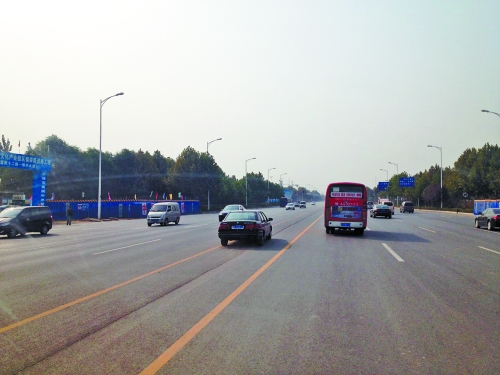 鄭開(kāi)大道上隨處可見(jiàn)車(chē)輛駛?cè)腚p黃線超車(chē),很危險(xiǎn)。