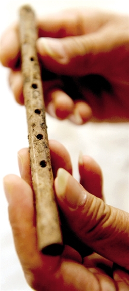 這是近日出土的用丹頂鶴尺骨制成的五孔骨笛。新華社發(fā)