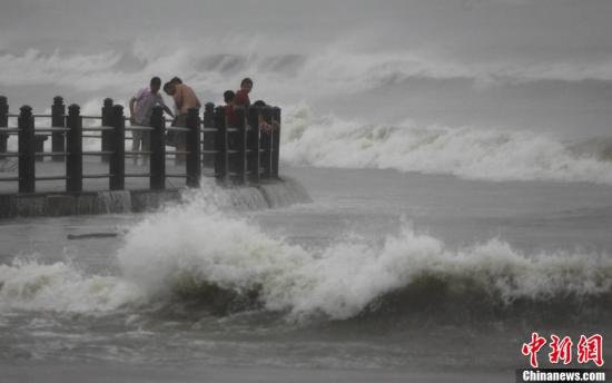圖為11月10日，受臺風“海燕”影響，三亞海邊風大浪急。尹海明 攝