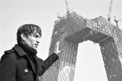 2008年2月，建筑師奧雷·舍人在中央電視臺新址大樓的工地外。圖/CFP
