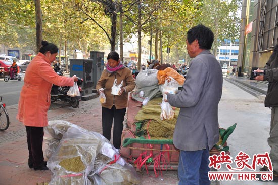在賣粉條的時候,還有市民給他們送飯。