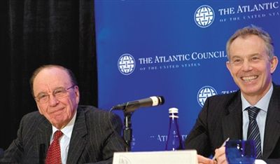 2008年，布萊爾與默多克在美國參加一國際會議。