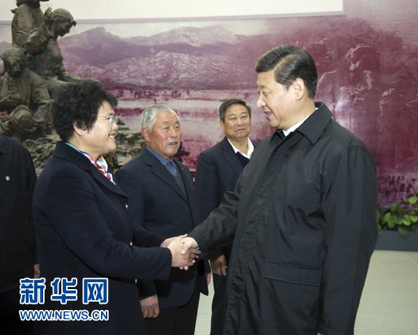 25日上午，習(xí)近平在臨沂華東革命烈士陵園參觀沂蒙精神展并會(huì)見當(dāng)?shù)叵冗M(jìn)模范和當(dāng)年支前模范后代代表。