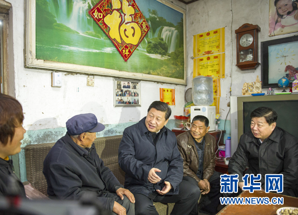 25日下午，習(xí)近平在地處沂蒙老區(qū)的臨沭縣曹莊鎮(zhèn)朱村看望83歲的“老支前”王克昌。