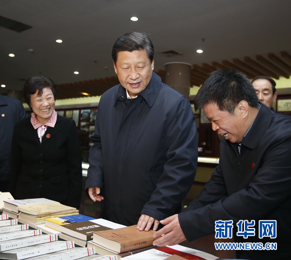 26日上午，習(xí)近平在孔子研究院參觀考察。新華社記者鞠鵬 攝