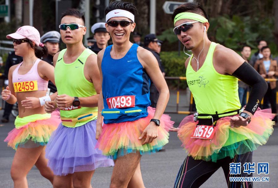 12月8日，三名男選手身著“蓬蓬裙”參加比賽。