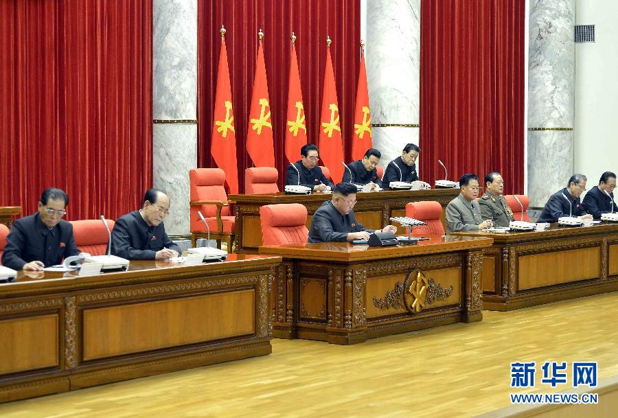 12月8日，在朝鮮平壤，朝鮮勞動(dòng)黨第一書記金正恩（前排中）出席并指導(dǎo)朝鮮勞動(dòng)黨中央政治局?jǐn)U大會(huì)議。