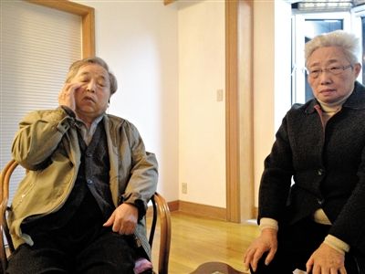 前晚，年過七旬的劉光嘉及妻子向記者講述強(qiáng)拆經(jīng)過。