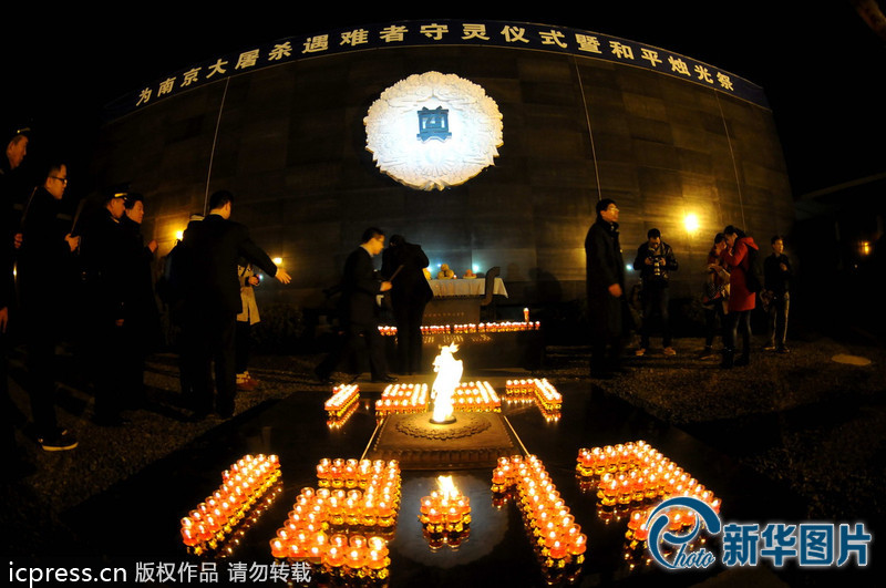“為南京大屠殺遇難者守靈儀式暨和平燭光祭”活動(dòng)在侵華日軍南京大屠殺遇難同胞紀(jì)念館祭場(chǎng)舉行。
