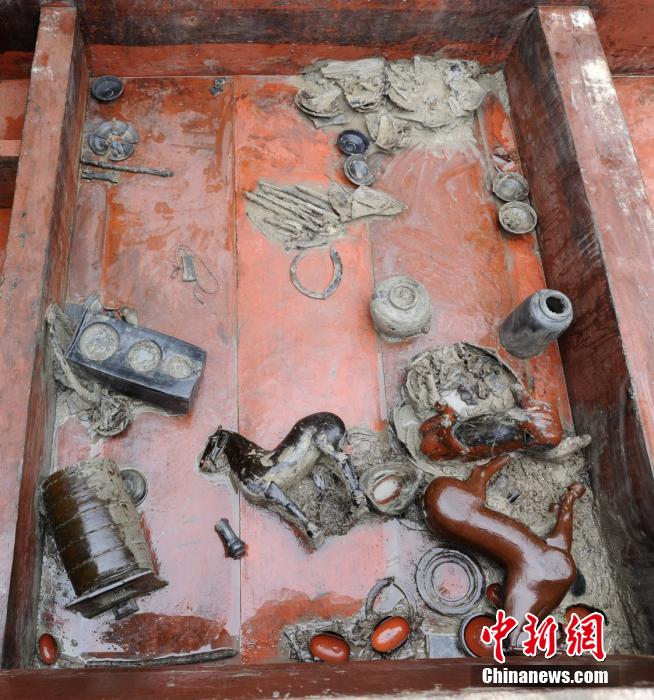 圖為出土漆器240余件，器形有耳杯、奩、幾、盤、盒、俑、馬等。