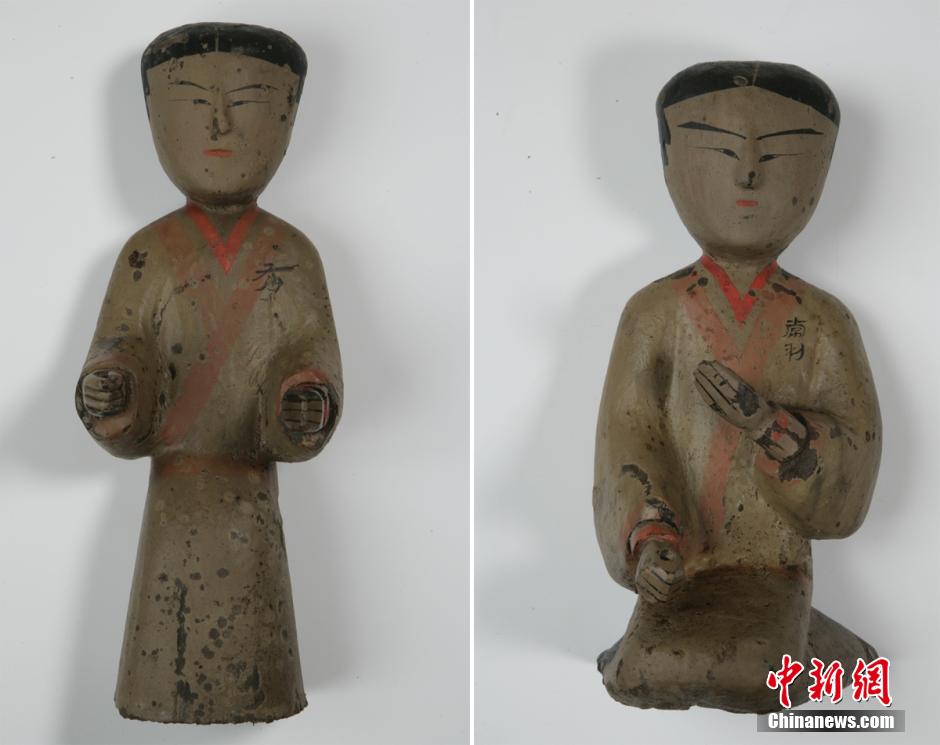 圖為出土的彩繪木俑。