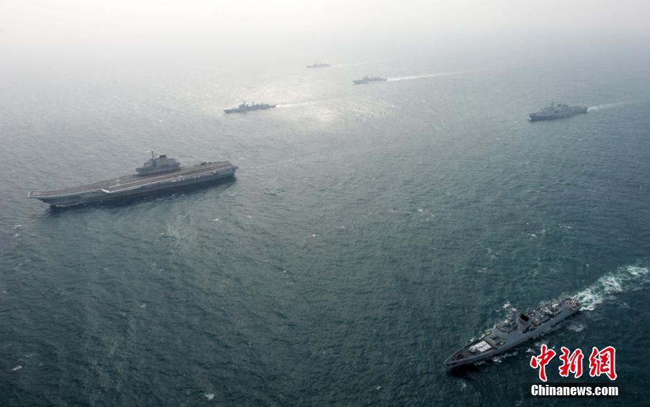 圖為遼寧艦與水面艦艇進行協(xié)同訓練。中新社發(fā) 胡鍇冰 攝