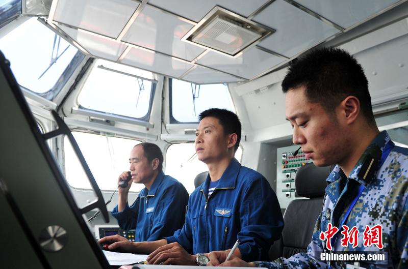 圖為遼寧艦飛行指揮員在塔臺進行艦載機著艦起飛指揮。中新社發(fā) 胡鍇冰 攝
