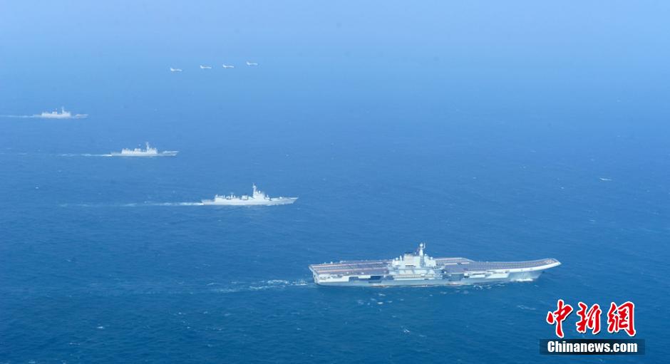 圖為遼寧艦與水面艦艇、飛機進行協(xié)同訓練。中新社發(fā) 胡鍇冰 攝
