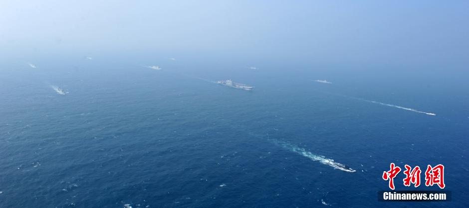 圖為遼寧艦與水面艦艇進行協(xié)同訓練。中新社發(fā) 李靖 攝
