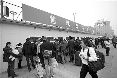1月6日，北京站搭建完畢的臨時售票處已經(jīng)投入使用。今年春運(yùn)期間，北京鐵路局共開設(shè)售票窗口3421個，同比增加150個。新京報記者