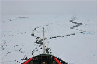 7日17時50分許，“雪龍”號船頭冰面裂開一條水道，“雪龍”號趁機迅速穿過。