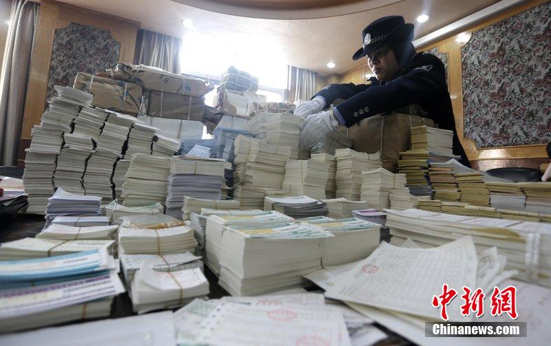 湖北省武漢市，民警清點(diǎn)大量非法制作的成品，半成品假票和制假工具。