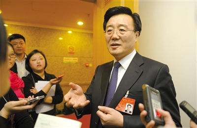 昨日，在十四屆人大二次會議順義代表團全團審議后，北京市人大代表、北京市常務(wù)副市長李士祥接受記者提問。新京報記者 浦峰 攝