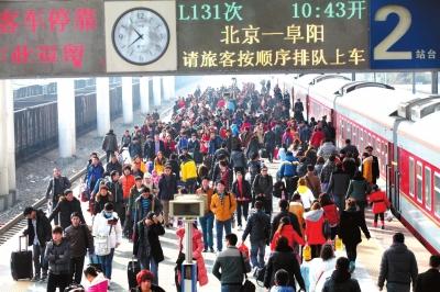 昨天，由北京開出的列車途經(jīng)安徽亳州火車站，大量旅客回到家鄉(xiāng)