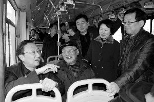繆瑞林在車上與市民、乘委會委員交流 通訊員 卜照雪 攝