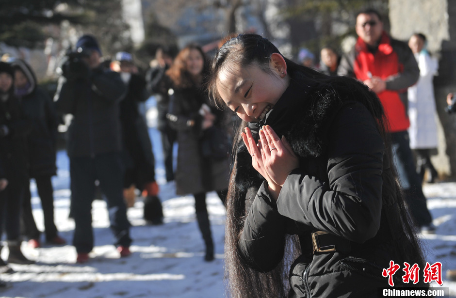 圖為來自東北的表演系考生雪地秀才藝。