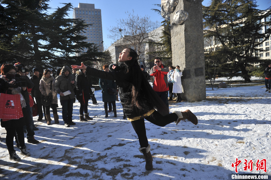 圖為來自東北的表演系考生雪地秀才藝。