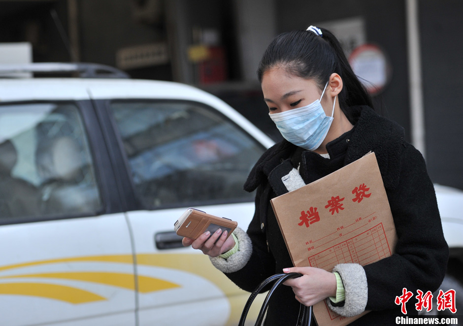 圖為表演系考生走出考場。